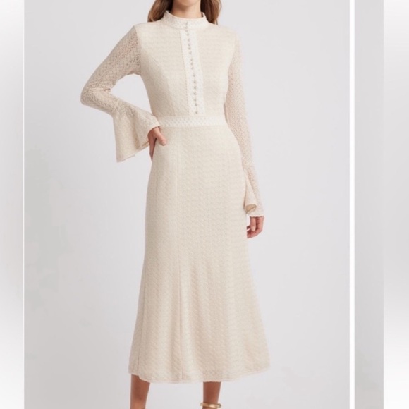 Elliatt Dresses & Skirts - elliatt kailee ivory lacy pattern mock neck bell sleeve midi dress size M